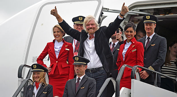 Der Überflieger: Richard Branson mit Mitarbeitern seiner Airline. "Behandeln Sie Menschen wie Blumen: Sie gedeihen nur, wenn sie regelmäßig gegossen und pfleglich behandelt werden“, gibt der Seriengründer anderen Unternehmern mit auf den Weg.
