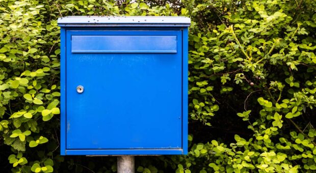 Ein blauer Briefkasten.