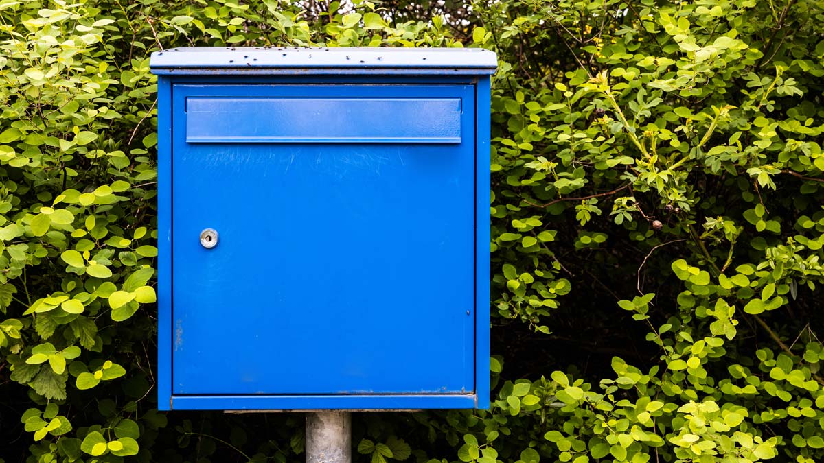 Ein blauer Briefkasten.