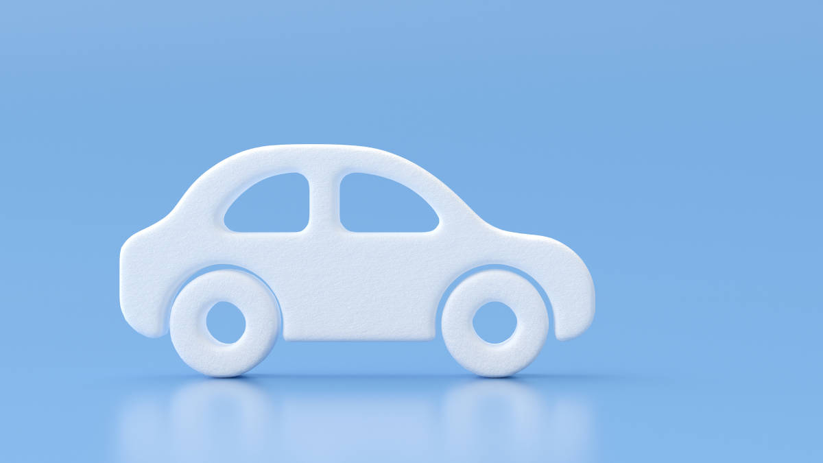 Bild eines weißen Autos in Seitenansicht auf hellblauem Hintergrund.